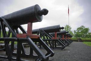 Cánones de defensa de la ciudad colocados en el castillo de Bergen, Noruega foto