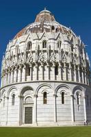 Baptisterio en la torre inclinada de Pisa en Toscana Italia foto