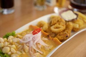 plato típico y tradicional peruano ceviche de mariscos foto