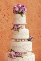 pastel de bodas blanco decorado con flores foto