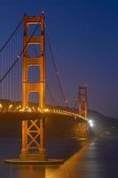 Puente Golden Gate en la noche en San Francisco, California, Estados Unidos foto