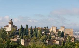 Antigua fortaleza árabe de la Alhambra, Granada, España foto