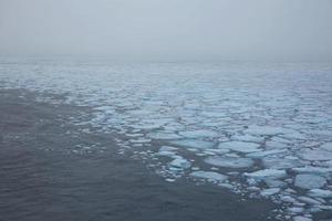 capa de hielo polar y el borde de la tierra congelada alrededor del polo norte foto