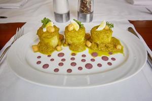 comida tradicional peruana llamada ocopa arequipena servida en un restaurante foto