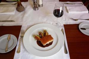 Comida tradicional peruana llamada chicharron de panceta de cerdo servida en un restaurante.