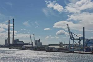 Grandes grúas industriales cargando un buque portacontenedores en el puerto de Dublín en Irlanda