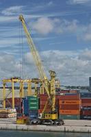 Grandes grúas industriales cargando un buque portacontenedores en el puerto de Dublín en Irlanda foto