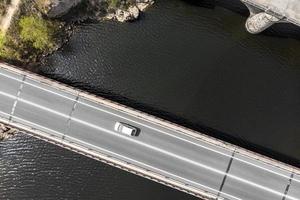 concepto de transporte con coche en la vista superior del puente foto