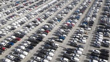 concepto de transporte con coches aparcados. foto