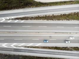 concepto de transporte con coches en puentes. foto