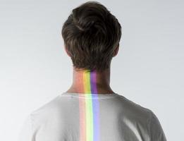 vista trasera, hombre, con, arco iris, en, el suyo, espalda foto