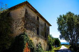 Antigua casa a lo largo de la carretera de Citerna, Perugia, Umbría, Italia foto