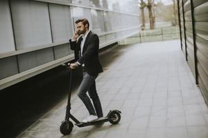 hombre en medio edificio en un scooter foto
