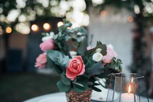 hermosas flores en estilo rústico en una fiesta de bodas