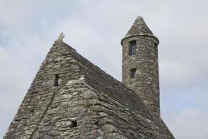 Ruinas de un asentamiento monástico, construido en el siglo VI en Glendalough, Irlanda foto