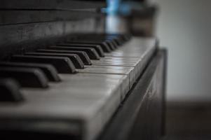 teclas de un piano viejo foto