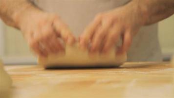 Bäckereikoch knetet rohen Teig video