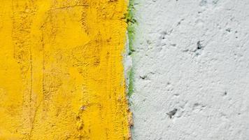 antiguo muro de cemento amarillo y blanco foto