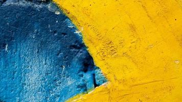 antiguo muro de cemento azul y amarillo foto