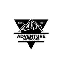 simple aventura de montaña premium al aire libre insignia vector logo icono diseño