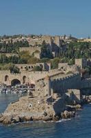 Puerta marina y las fortificaciones del casco antiguo de Rodas, Grecia foto