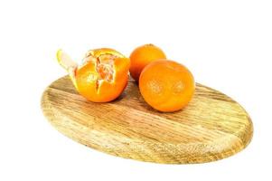 Mandarinas naranjas, cáscara de mandarina o rodaja de mandarina aislado sobre fondo blanco. foto