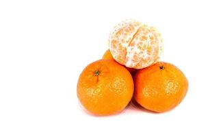 Mandarinas naranjas, cáscara de mandarina o rodaja de mandarina aislado sobre fondo blanco. foto