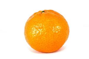 Mandarina naranja aislado sobre fondo blanco. foto