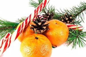 Mandarinas naranjas con adornos navideños aislado sobre fondo blanco. foto