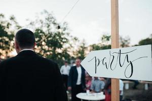 grupo de personas en la naturaleza y flecha apuntando con fiesta de texto foto