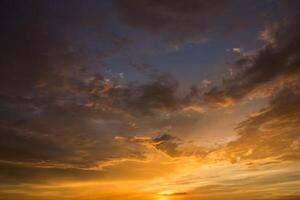 puesta de sol cielo naranja foto