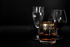 vasos con diferentes bebidas brandy whisky champagne o bourbon