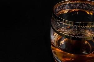 vaso de brandy de whisky rojo oscuro o bourbon foto