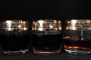 vaso de whisky rojo oscuro con cola foto