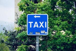 parada de taxis señal de tráfico en la calle foto