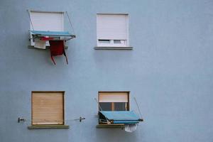 ventana en la fachada azul de la casa foto