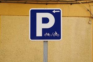 Señal de tráfico de bicicletas en la calle de la ciudad de Bilbao España foto