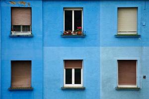 ventana en la fachada azul de la casa foto