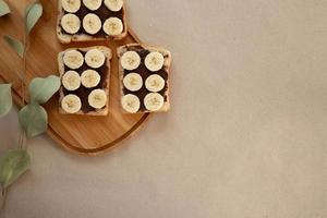 tres tostadas de pan blanco de plátano untadas con mantequilla de chocolate foto