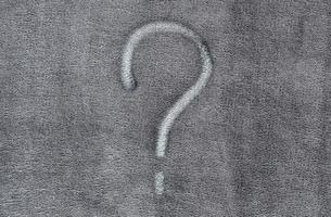 Signo de interrogación sobre fondo de textura de tela gris