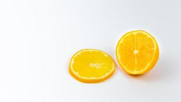 rodajas de naranja aislado sobre fondo blanco foto