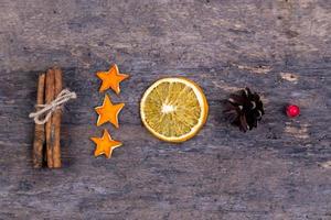 un montón de palitos de canela, estrellas secas de naranja y mandarina foto