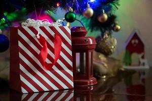 Paquete de regalo de rayas rojas y blancas sobre un fondo de navidad foto