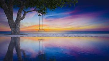 Images de rendu 3D de balançoire sous l'arbre placé sur le pont en bois qui ont le ciel et la mer en arrière-plan et la piscine au premier plan video