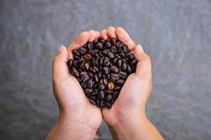granos de café tostados en la mano