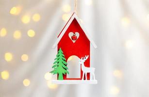 casa de juguete de navidad de madera con ciervos foto