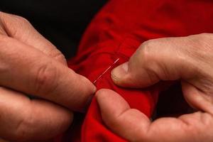 coser con aguja e hilo en casa