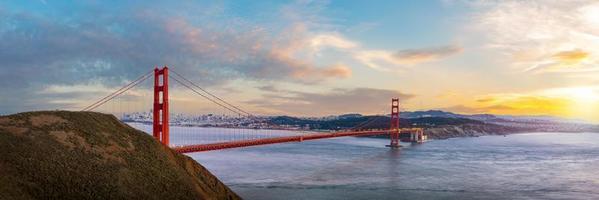 Vista panorámica del puente Golden Gate en la hora del atardecer