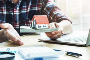 real estate agent Show the form of lending to buy a house photo