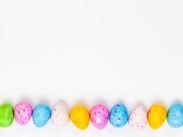 Coloridos huevos de pascua de tamaño mini artesanales aislado sobre un fondo blanco. foto